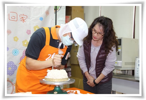 身障员工小哲偕妈妈一块参加活动，小哲在蛋糕上绘出妈妈的脸，送给妈妈独一无二的母亲节礼物。