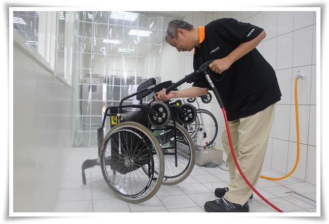 阿万师辅具清洁工场透过高压高温及臭氧机进行轮椅清洁。