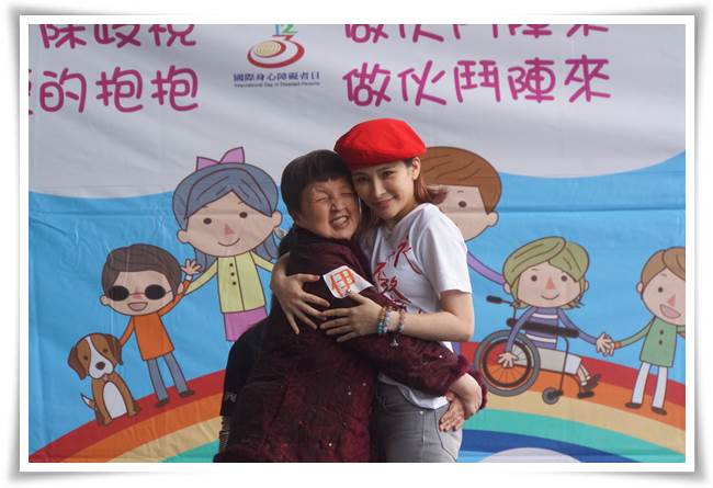 今年适逢伊甸35周年，公益大使温岚特别在今（25）日国际身障者日活动与身心障碍者一起爱的抱抱，并呼吁社会大众一起响应无障碍生活