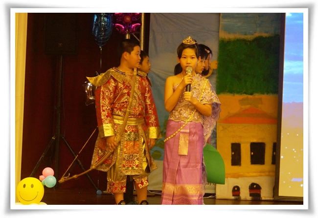 进阶戏剧班小编剧瑄瑄和其他新二代的学子，一起演出由泰国故事改编的“睡美人山”。