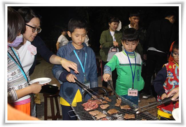 伊甸偏乡学童首次体验烤肉主厨，为家人烧烤美味餐点
