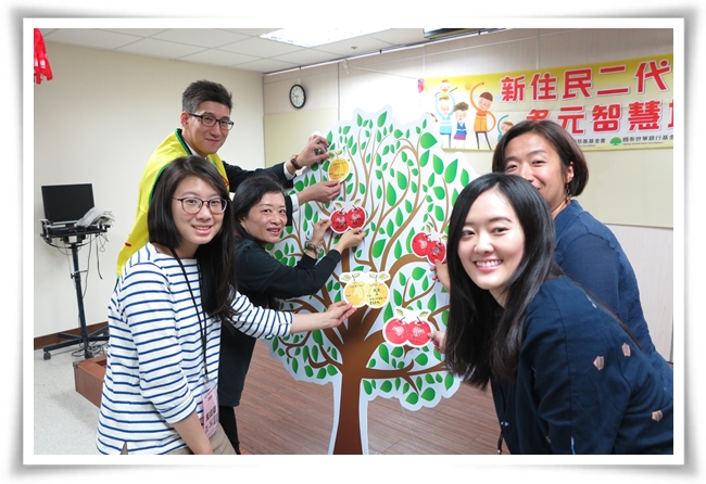 国泰慈善基金会经理吕金龙(左上)期许新二代能在新的一年里积极学习
