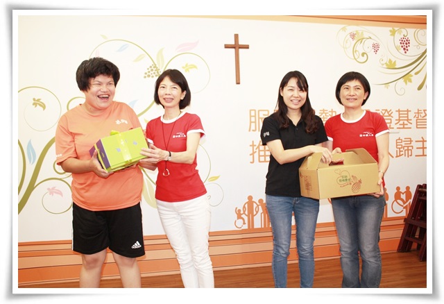 中国人寿带来捐助经费及端午礼品，由温馨家园主任张静薇(右2)和学员代表接受