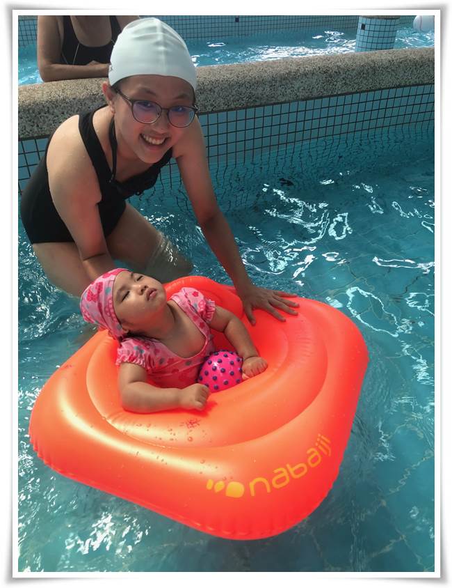 妍妍入泳游池享受水民乐趣