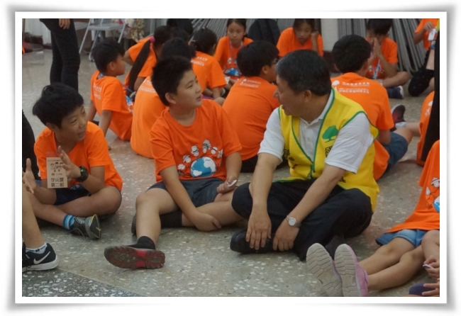 国泰慈善基金会总干事钟茂与新二代们一起体验课程。