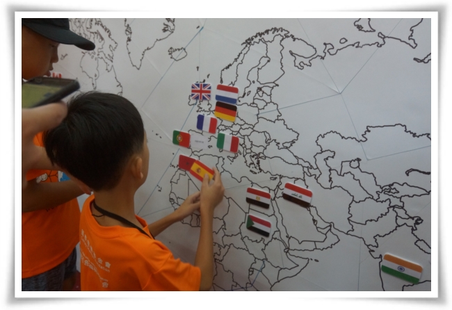 伊甸国际志工为营队课程特别手绘世界地图，透过趣味游戏让新二代重新认识世界的每个角落。