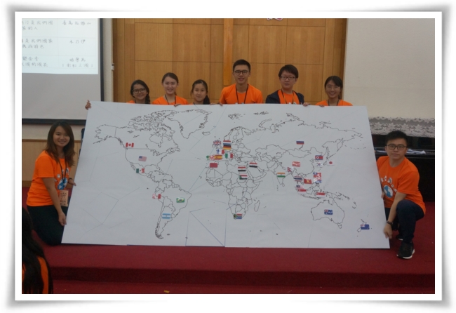 马来西亚籍的伊甸社工员上官敬安(右一)，带领七位在台的马国留学生共同规划营队课程陪伴新二代。