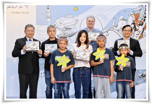 伊甸基金会携手台湾奔驰合作星梦想桌历认捐活动迄今已11年，帮助351个社区，拉着三万多个孩子向前跑