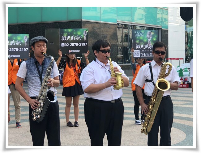 今年53岁的林福德（右）13年前开始学习音乐，找到梦想改变低潮生命