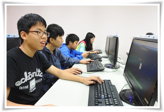 今年3月至11月，小霆(左一)在伊甸学习有趣的网页设计课程