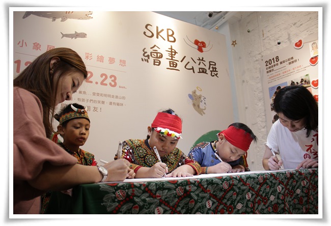 公益大使马良慧(右1)、绘画老师吴玉婉(左1)与偏乡学童用爱心钢珠笔在明信片写下感谢的话