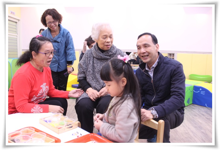 新北市市长朱立伦与社会局副局长吕春萍一起参观瑞芳公共托育中心并与孩子开心互动