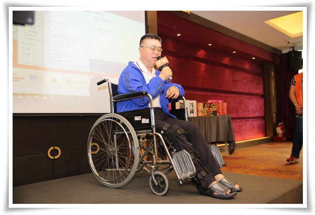 因车祸而坐轮椅的视障者李宏平今年很高兴和大家一起围炉团圆，不再孤单一人过节