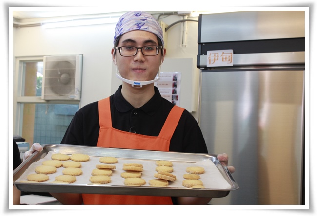 伊甸庇护员工小胜开心的与大家分享现烤酥脆的手工饼干。