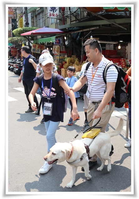 伊甸视障观光大使弻盛和小小外宾分享与导盲犬相处的正确观念。