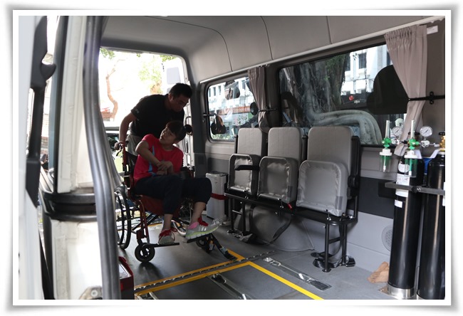 圆梦憩旅服务改造保母车作为适合重度身障者搭乘，兼顾舒适与安全