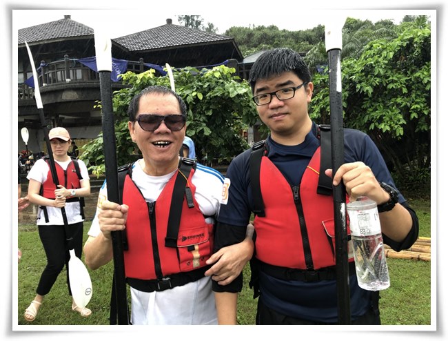 即将迈入65岁的杨联丰，在志工的陪同下进行独木舟初体验