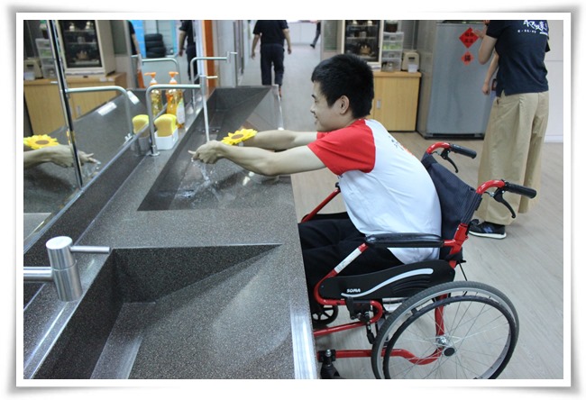 瑞助营造协助伊甸增建洗手槽符合轮椅使用者高度