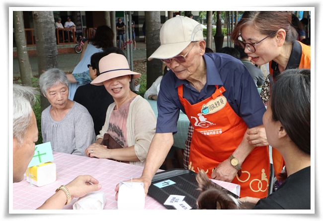 伊甸1日举办啡常乐市集，由公托中心长辈担任服务员，与社区居民开心互动
