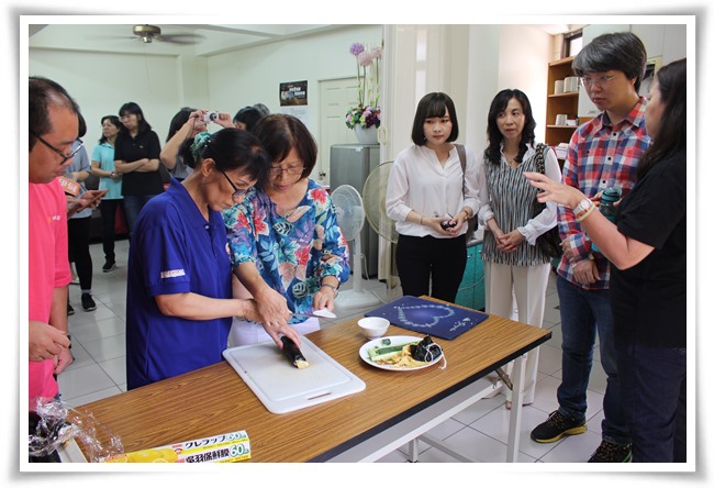 富宇慈善基金会张观摩视障者如何学习烹饪