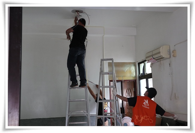伊甸罗赖把志工团队更换老旧电线，新增亮度较高的平板灯改善室内照明