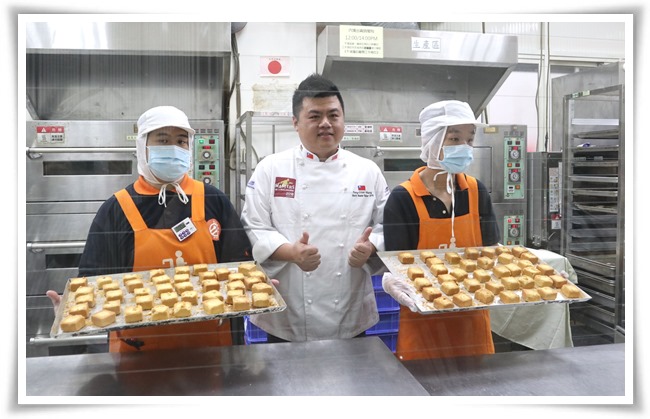 为迎接中秋佳节，世界冠军面包大师王鹏杰特别莅临指导，让庇护工场里的学员有机会向大师学习。