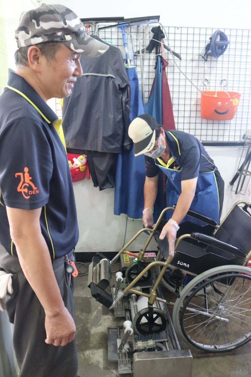 业成基金会捐赠轮椅辅车轮洗净设备，让辅具清洁更加完善而全面