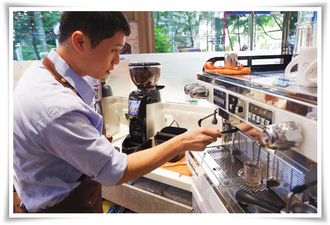 伊甸学员在Nu Café友善的职场环境中制作咖啡，透过学习增加职能发展机会
