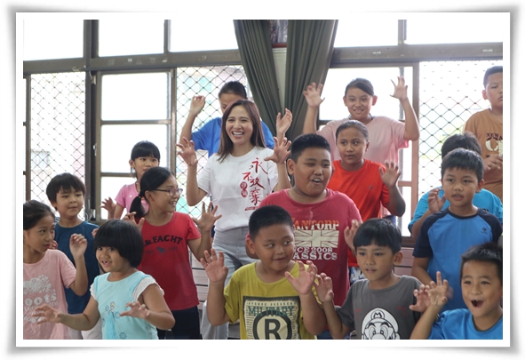 伊甸公益大使梁文音与孩子跳鲁凯族歌谣舞蹈，开心互动。