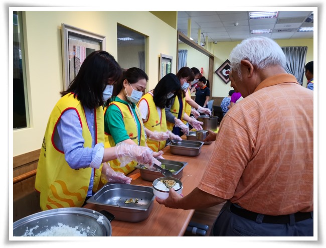 统一证券志工们协助打菜并与长者共食话家常，让长者吃的营养又幸福