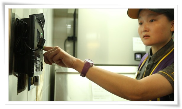 透过伊甸就业支持，26岁的智青玉琳在连锁速食店已稳定就业长达两年