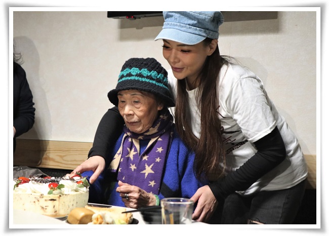 郭阿嬷12月正好要过93岁生日，张可昀-小甜甜陪阿嬷一起唱歌许愿并切蛋糕，希望阿嬷一直都能见健康康