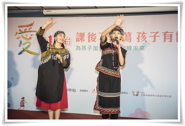 来自台北市原民关怀协会的原民青年，用歌声展现自信