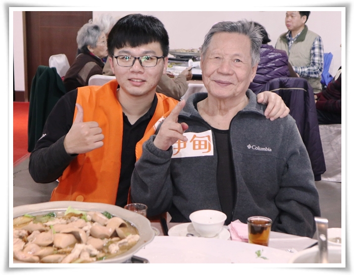 3.84岁的独居视障李爷爷每年都会参与围炉活动，接受伊甸居家照顾服务10年的他，感谢伊甸协助他处理生活中的大小事。