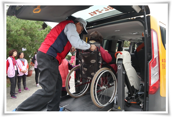为让身障朋友与失能长者顺利来到围炉现场，伊甸安排无障碍出租车与巴士专车接送。