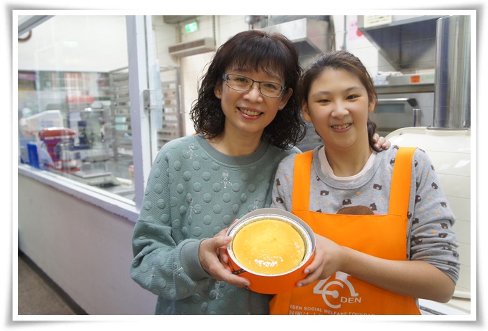 伊甸庇护员工小婕向妈妈(左)献上日式轻乳酪蛋糕，提前庆祝母亲节，共享幸福的滋味。