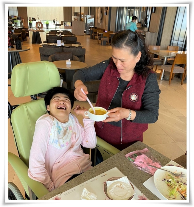福容饭店特别准备小娟也可食用的丰盛美食，让妈妈与小娟开心地享用午餐。