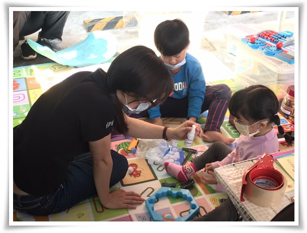 伊甸三峡早疗行动车随行社工透过绘本及有趣的互动游戏，帮助家长了解儿童发展进度