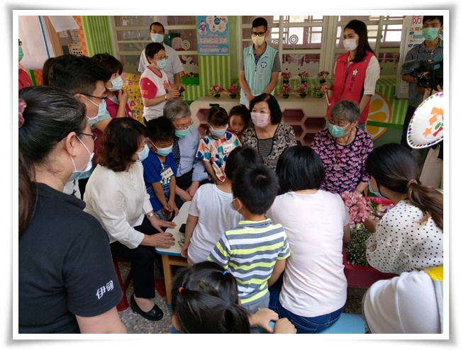 老幼共学的课程，让小橘子幼儿园的孩子与长辈们活泼互动