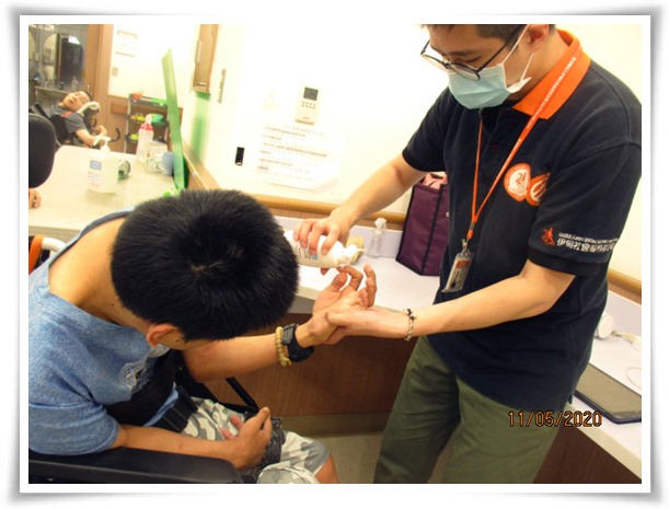 伊甸服务对象使用霓净思捐赠酒精干洗手保持手部清洁，做好健康管理，降低疫情感染风险。