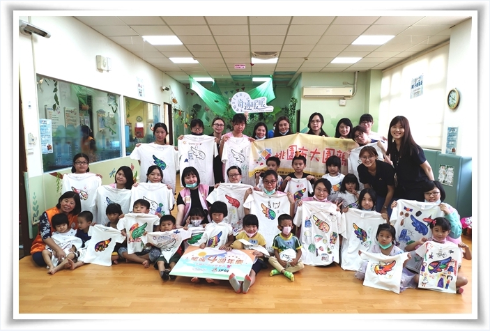 《奇迹暖暖》玩家担任志工，陪伴孩子一起手绘创意T-shirt，活动结束后开心合影留念。