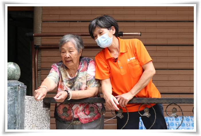 伊甸居服员陈文玉陪伴奶奶17年，常与她一起聊天谈心，感情非常深厚。
