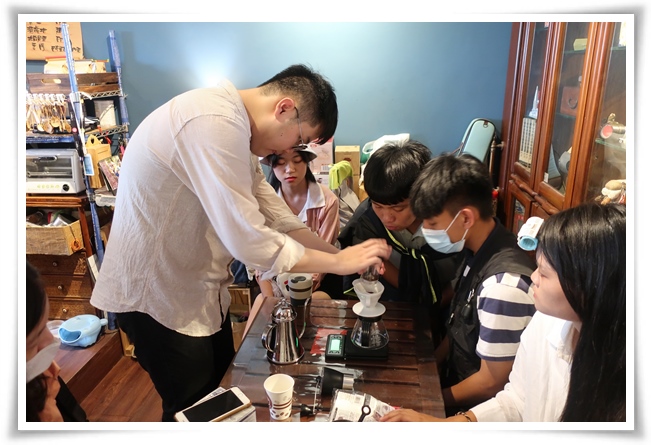 自立脱贫方案的学员阿政(左一)，拜斜杠社工店长为师  在伊甸安排下首次体验手冲咖啡