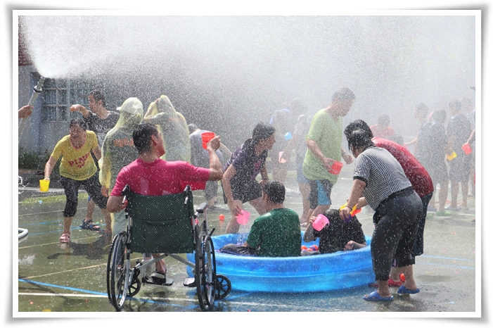 伊甸宜兰教养院今(17)日举办“清凉一夏”打水仗活动，让200位身障住民尽情享受泼水乐趣。