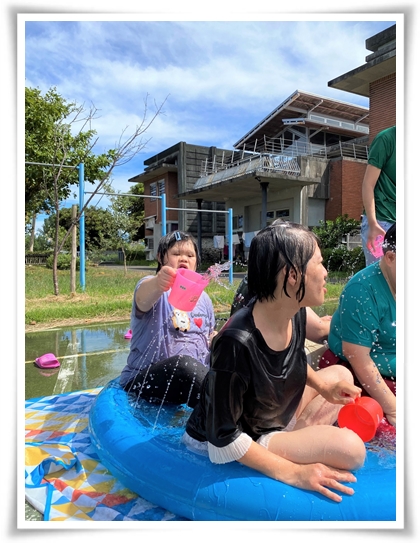 欢乐的气氛，让平常害羞怕生的唐氏症住民小珍，都直接坐在水池里跟大家一起玩水。