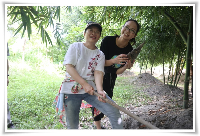 伊甸新二代学员小涵与新移民家庭成长中心朱莉英主任和一起采收的竹笋，开心合影留念。