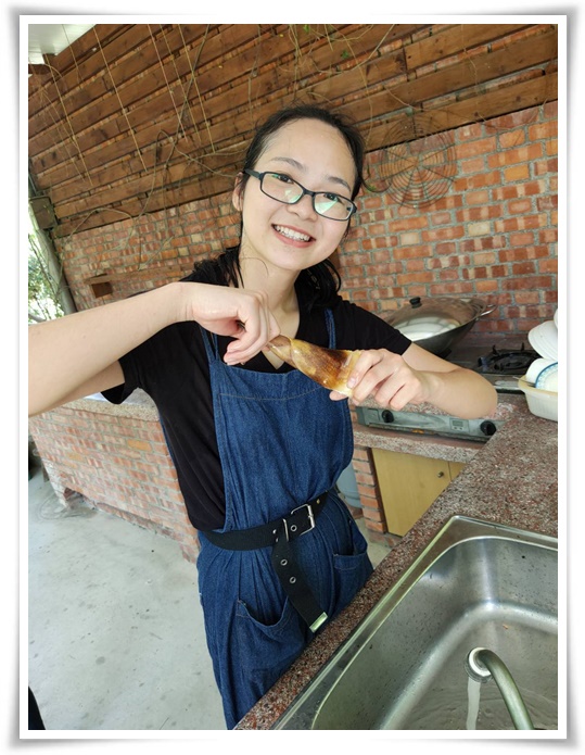 来自越南的新二代学员小涵第一次亲自采收竹笋，感到相当新鲜有趣。