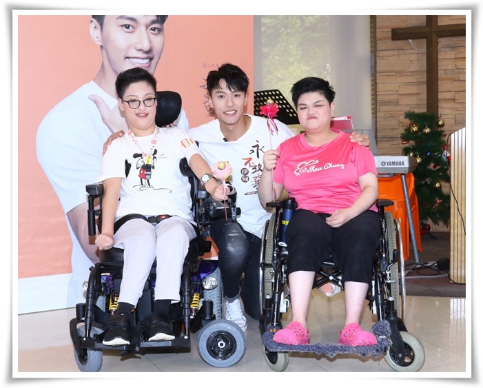 公益大使张睿家化身一日志工，来到伊甸大龙养护中心关怀身障住民