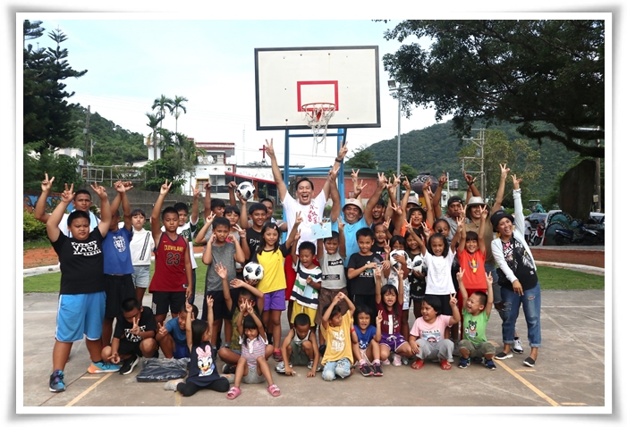伊甸公益大使艾力克斯化身篮球教练，暖心陪伴孩子们度过难忘时光。