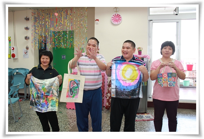 看见老师们把自己的画作变成帆布袋和丝巾，身障青年好开心
